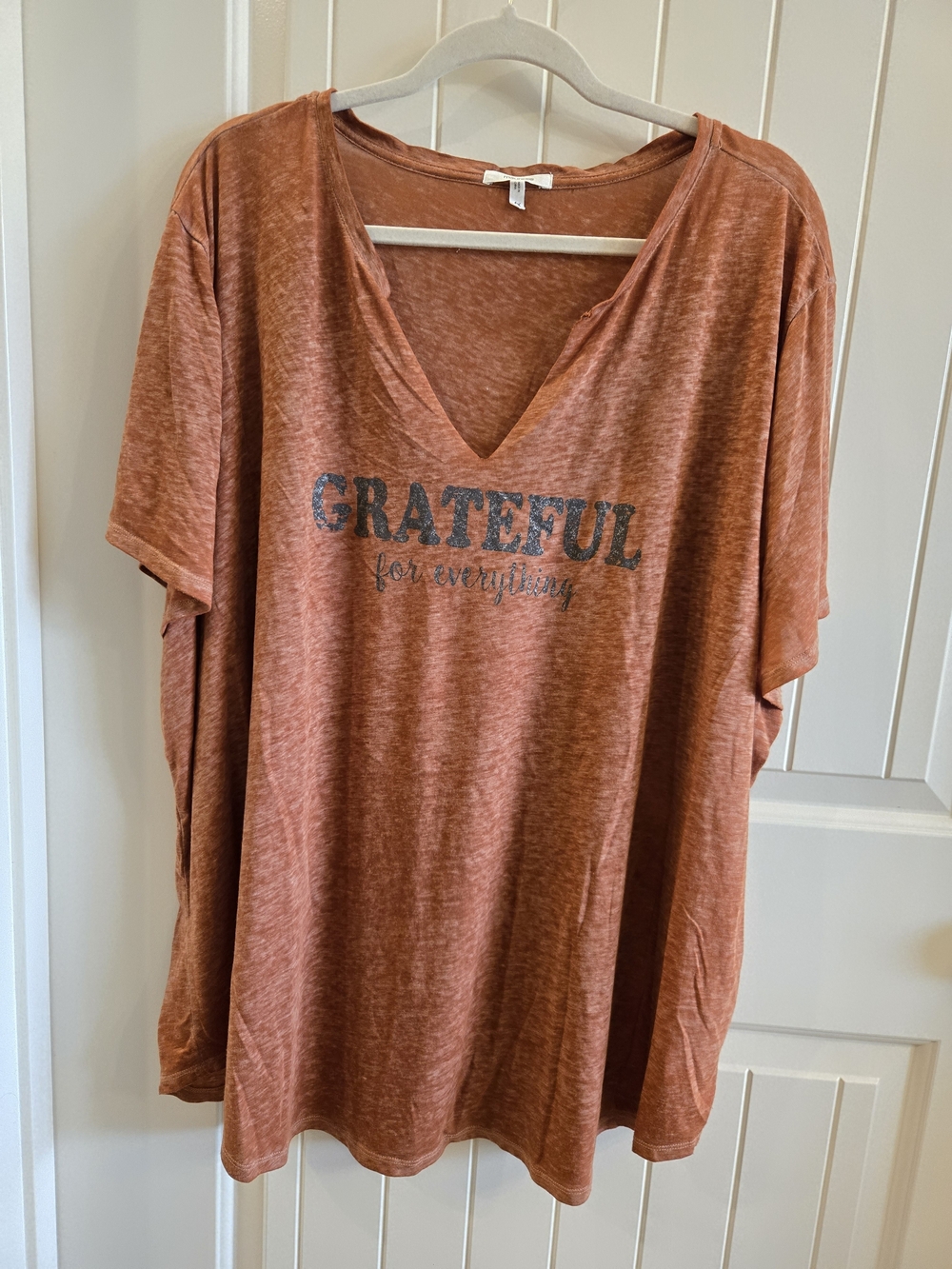 Maurices Rust V-Neck Tee with 'GRATEFUL' Graphic Size 4x